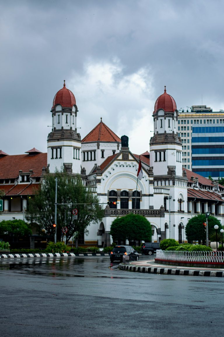 5 Tempat Wisata di Semarang yang Enak Dijelajah Pakai Mobil Rental